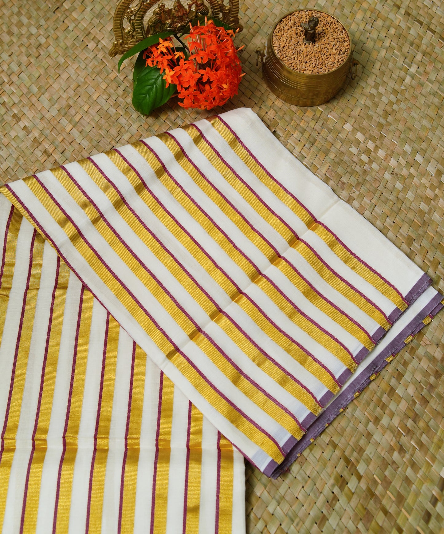 Puliyilakkara Saree- Kerala traditional wine and Green