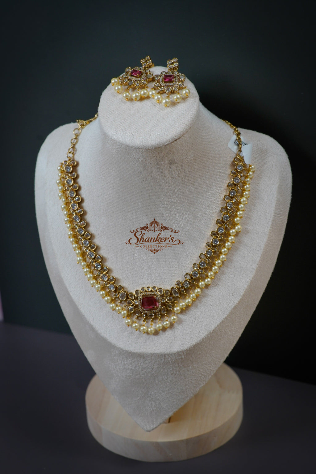 Necklace with elegant white pearl and stones