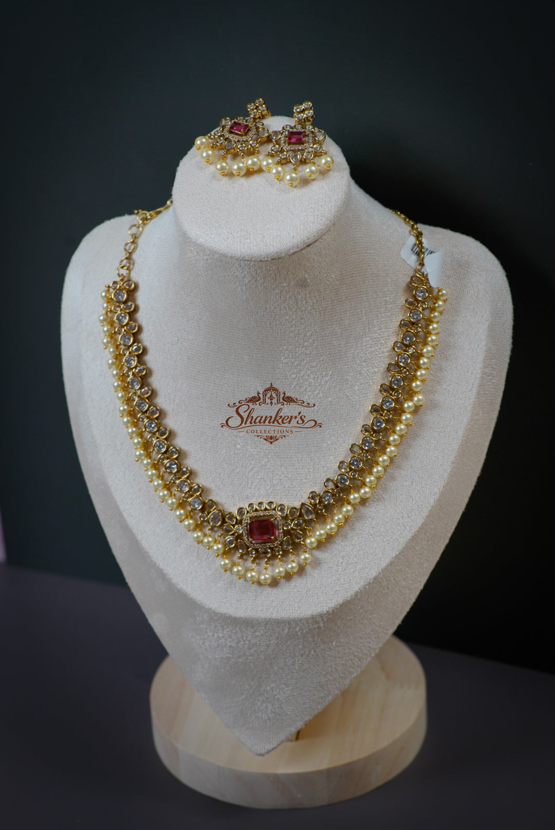 Necklace with elegant white pearl and stones
