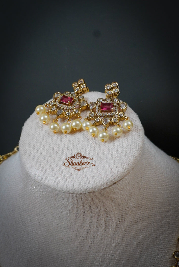 Necklace with elegant white pearl and stones