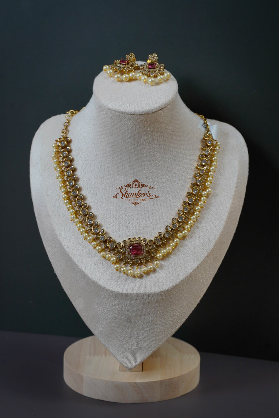Necklace with elegant white pearl and stones