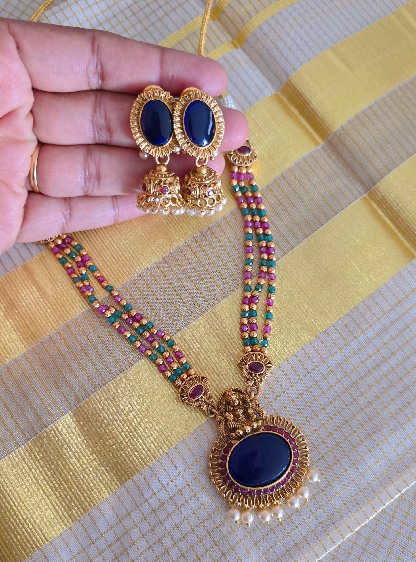 Traditional pearl necklace blue