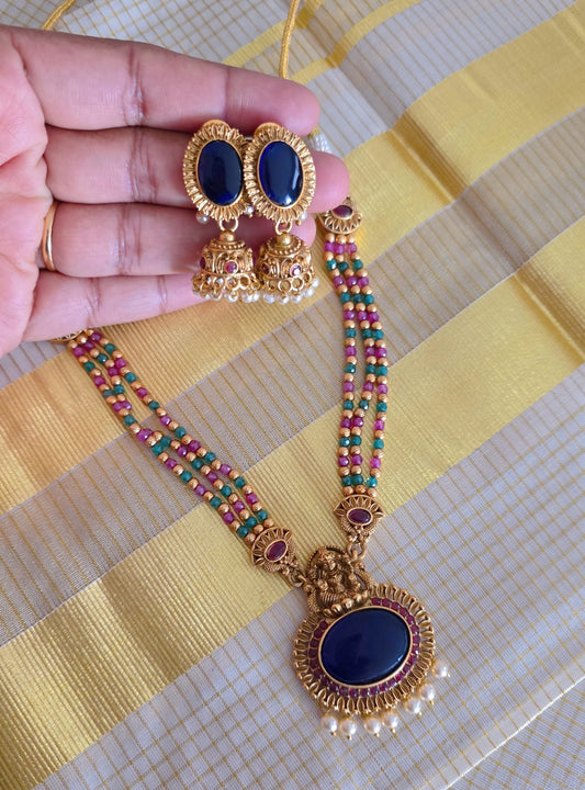 Traditional pearl necklace blue