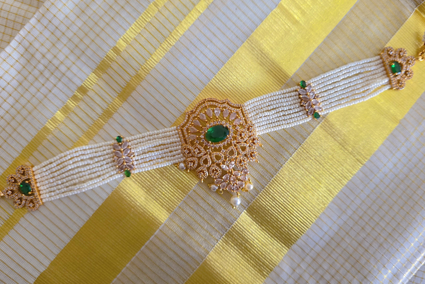 Choker with white pearl