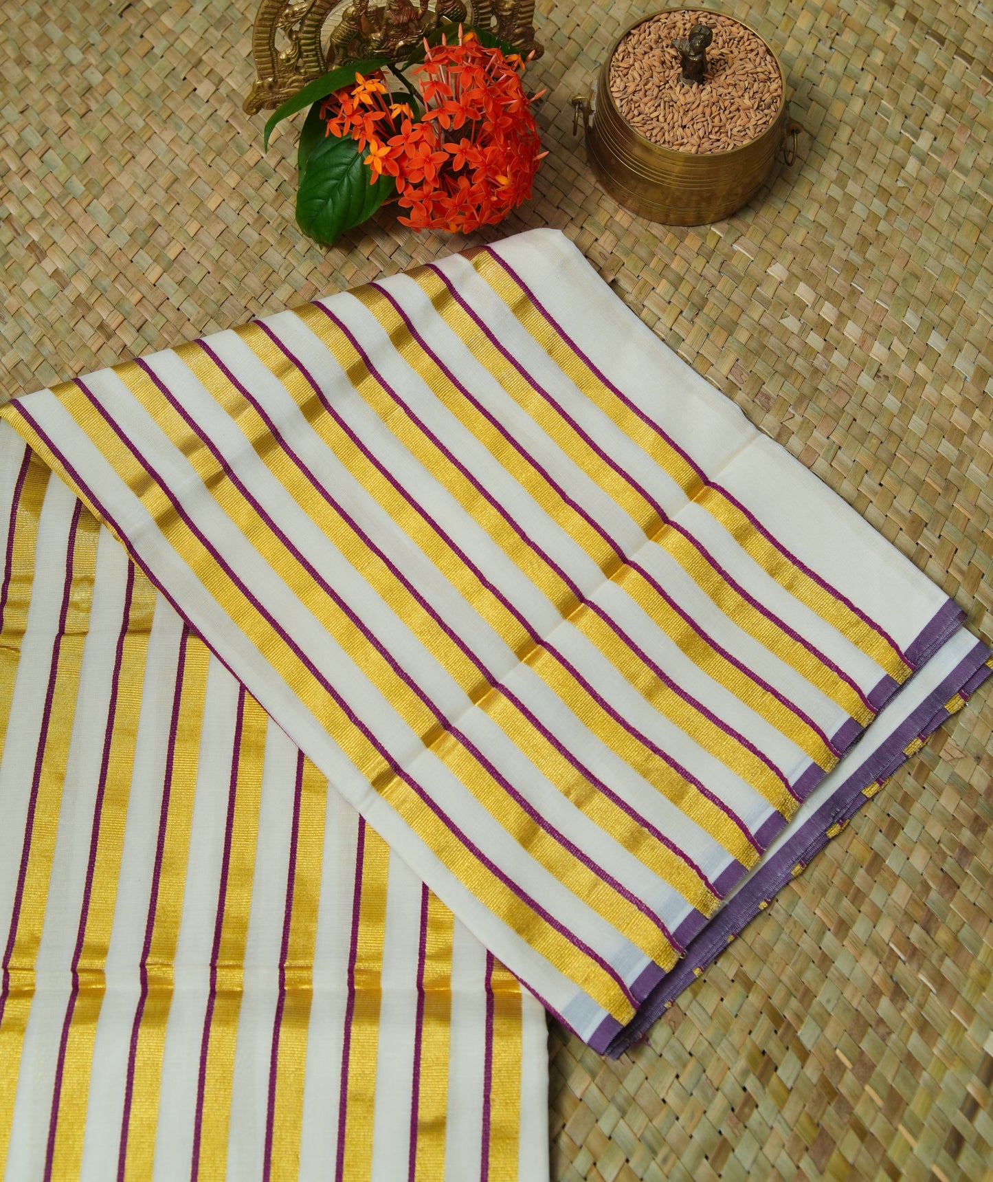 Puliyilakkara Saree- Kerala traditional wine and Green