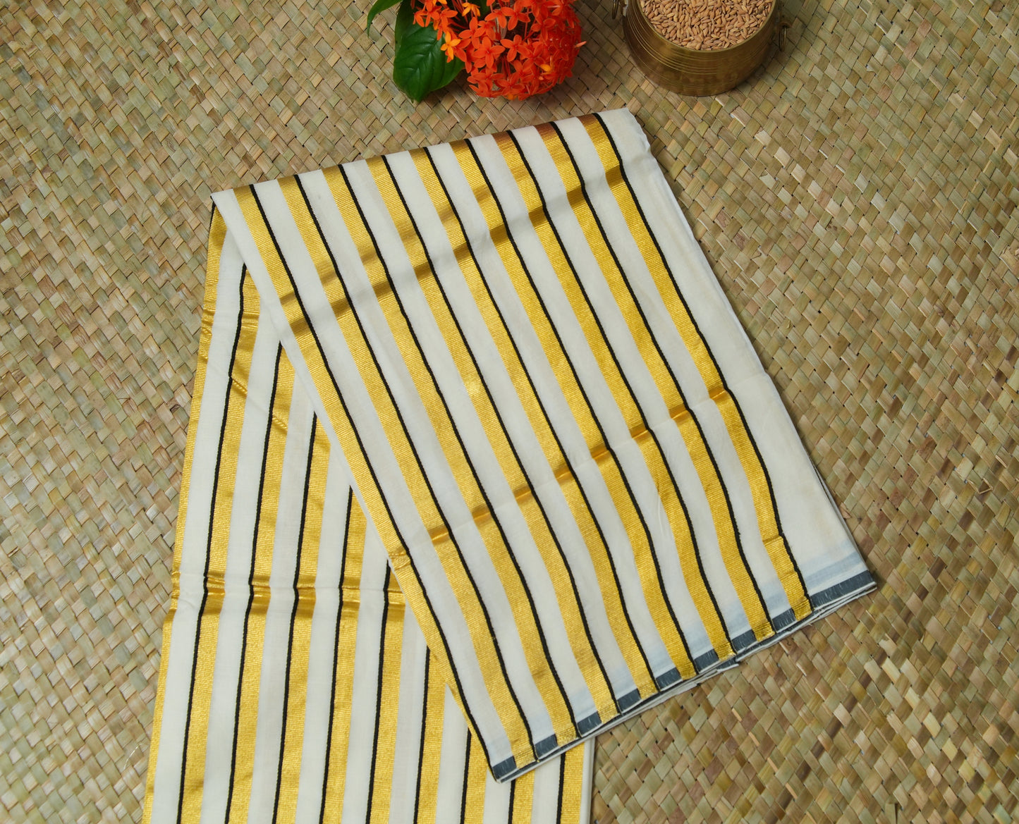 Puliyilakkara Saree- Kerala traditional wine and Green